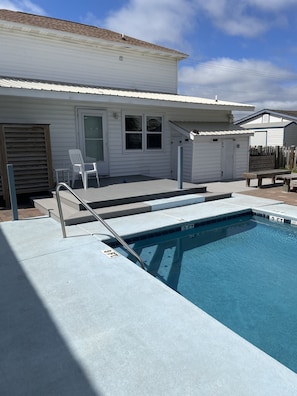 Pool - One block to Beach & Town Center Heated Pool Fire Pit Grill Parks 7 cars (North Myrtle Beach)