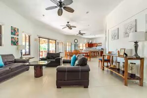 Tv, dvd-spelare, böcker och ett musikbibliotek