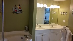 Combined shower/tub, jetted tub, hair dryer, towels - TOP FLOOR, GREAT VIEW, FRIENDLY PRICES! (Panama City Beach)
