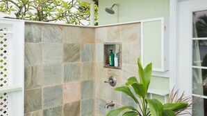 Property grounds - Stunning, majestic, oceanfront location, with stunning view and air conditioning (Hilo)