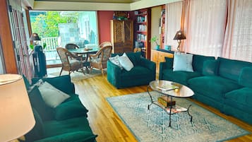 TV, fireplace, books, stereo