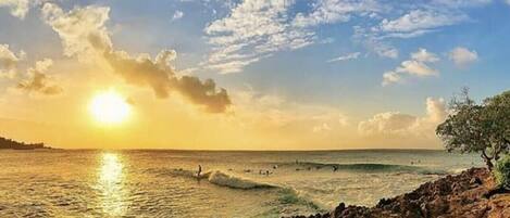 Playa en los alrededores, camastros y toallas de playa