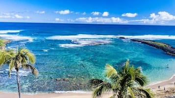 Una playa cerca, sillas reclinables de playa, toallas de playa