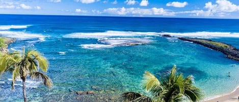 Una playa cerca, sillas reclinables de playa, toallas de playa