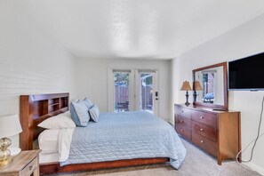 3 bedrooms, desk, iron/ironing board, travel cot