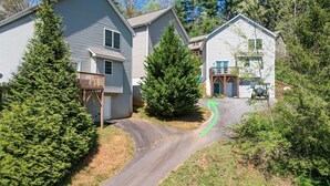 Un quartier résidentiel comprenant deux maisons, une allée et de la verdure environnante.