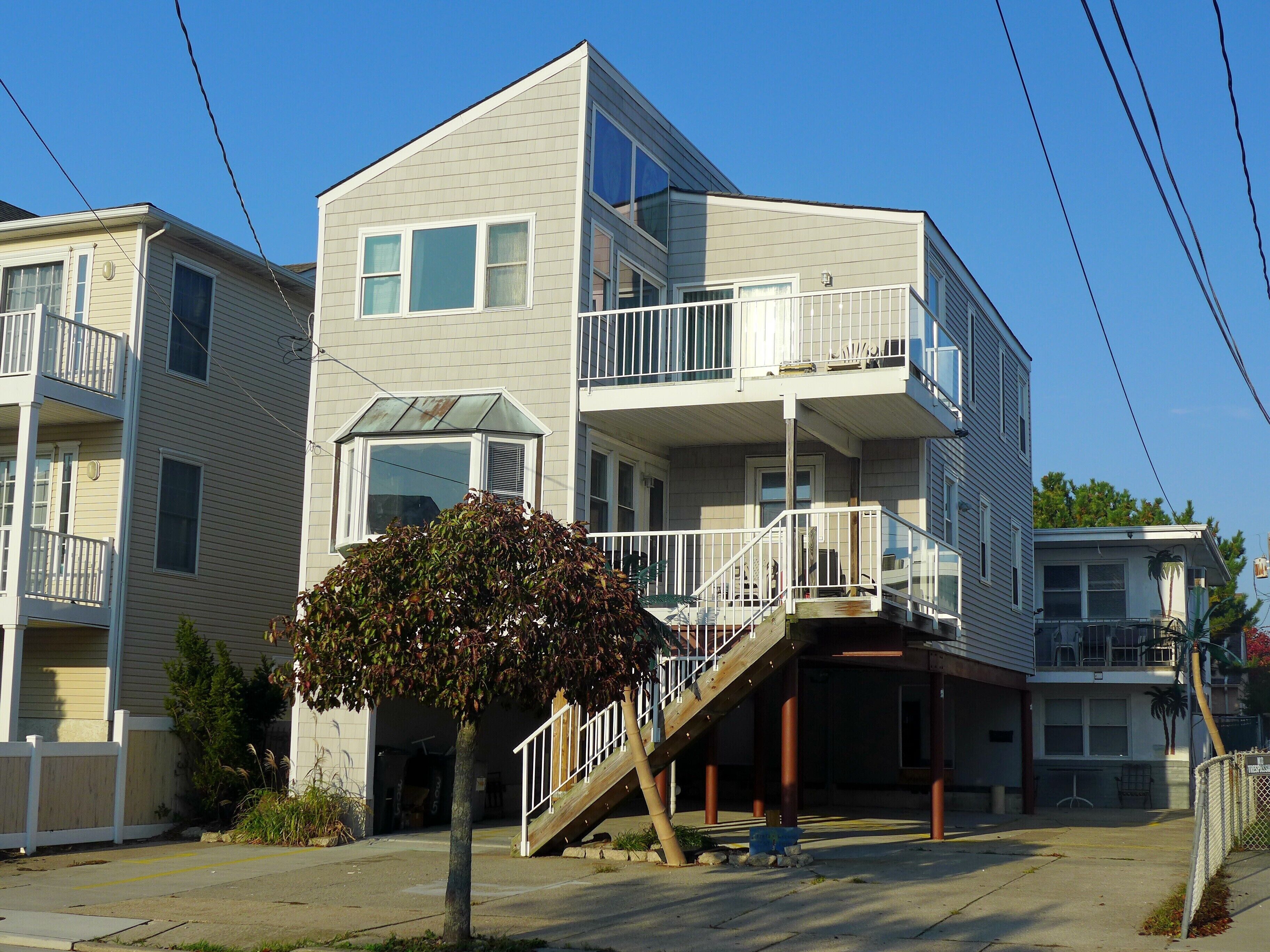 Beachy Home, 1/2 Block From Beach & Boards!