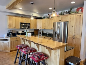 Kylskåp, mikrovågsugn, ugn och spishäll