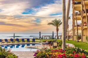 A heated pool - BRAND NEW Remodel & BEST Oceanfront BEACH/SURF Location In Cabo!!! (San José del Cabo)