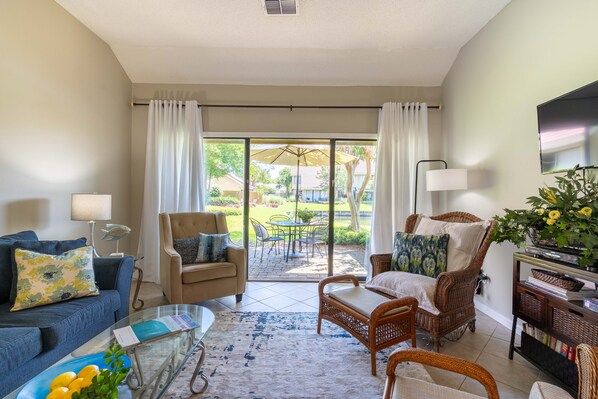 Televisio, DVD-soitin, kirjoja