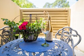 Outdoor dining - Summer 27 filling up fast- 3BR Sandestin Townhome Sleeps 8-with Golf Cart (Destin)