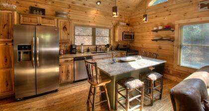 Luxury Honeymoon Suite-10 min from Smoky Mtn Railway & NOC