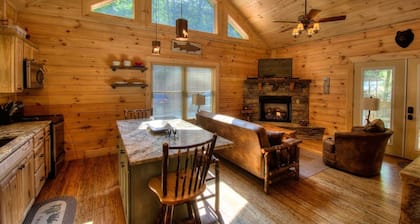 Luxury Honeymoon Suite-10 min from Smoky Mtn Railway & NOC