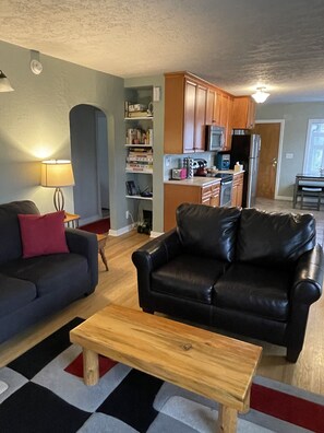 Smart TV, fireplace, DVD player, books -  The Wild Iris House (Joseph)