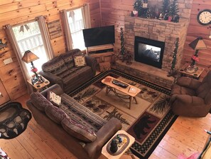 Een smart-tv, een open haard, een dvd-speler en boeken