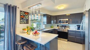 Großer Kühlschrank, Mikrowelle, Ofen, Herdplatte