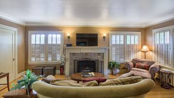 TV, fireplace, DVD player, books