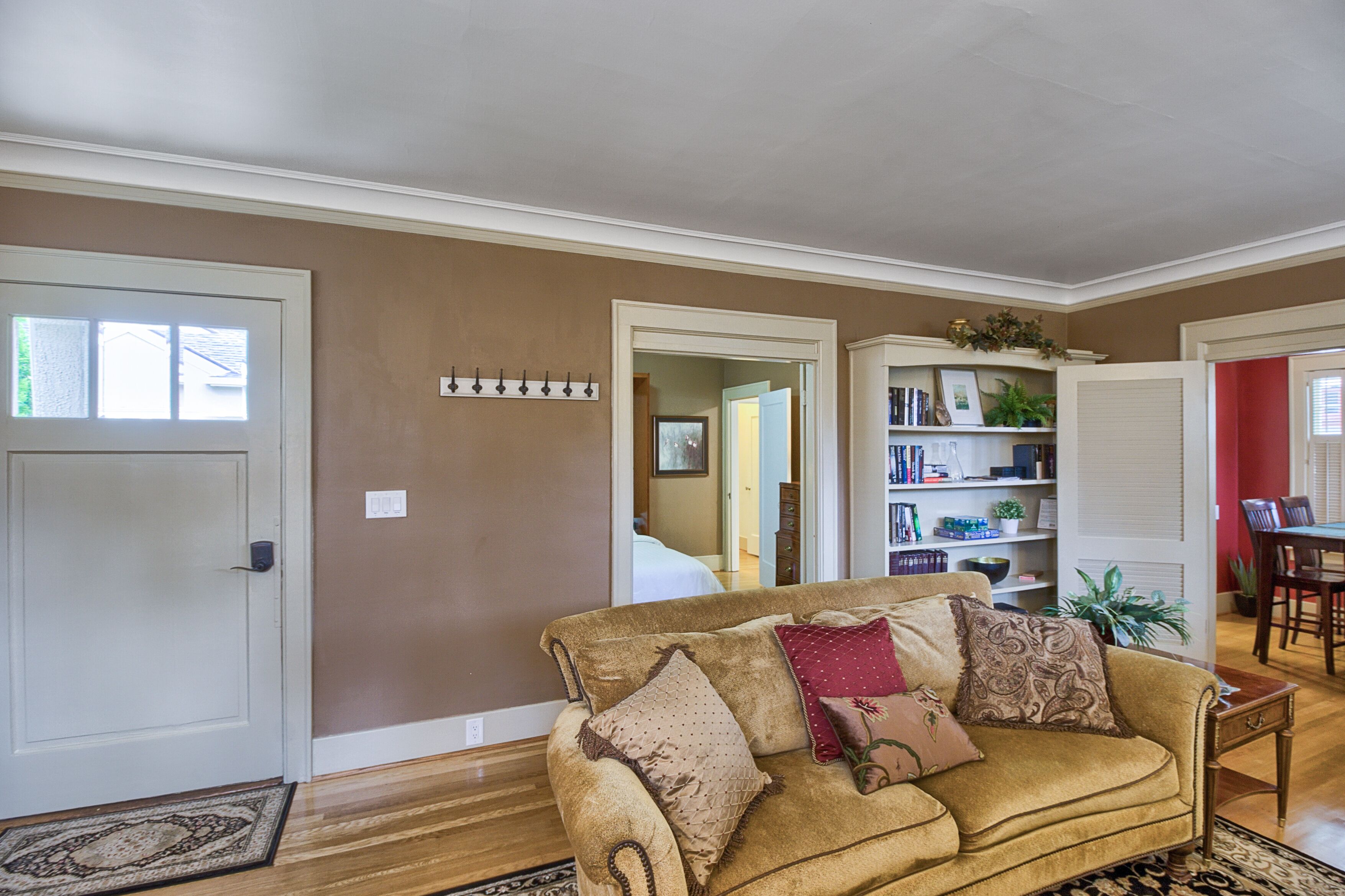 TV, fireplace, DVD player, books