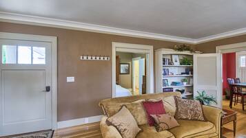 TV, fireplace, DVD player, books