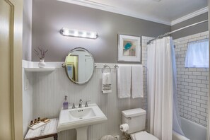 Combined shower/bathtub, hair dryer, towels, soap