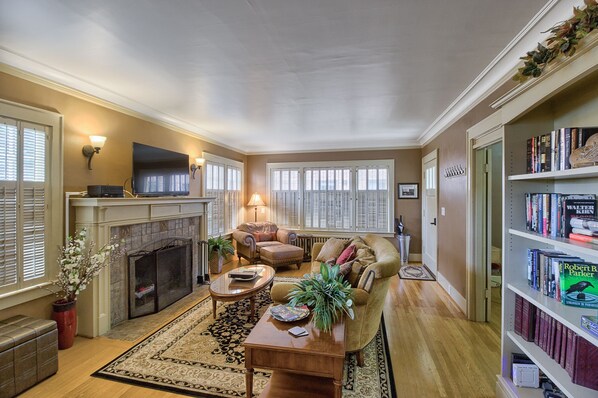 TV, fireplace, DVD player, books