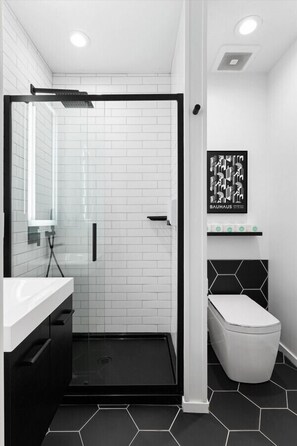 Douche, articles de toilette écologiques, sèche-cheveux, bidet