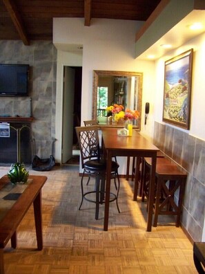 Dining - Wildwood Gardens Scenic Rustic Vacation Retreat on the River  (Monte Rio)