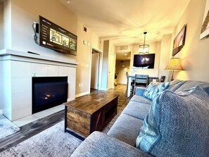 Smart TV, chimenea y reproductor de DVD