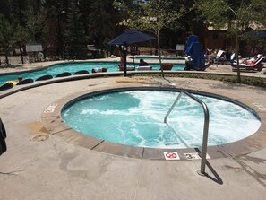 حمّام سباحة مُدفَّأ