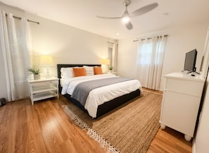 2 bedrooms, desk, iron/ironing board, WiFi - Sunny Sarasota Retreat • Steps to Siesta Key Bridge (Sarasota)