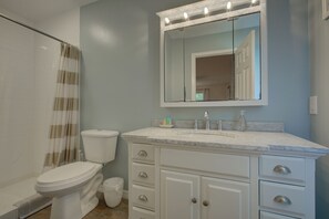 Combined shower/tub, hair dryer, towels, soap - Sunny Sarasota Retreat • Steps to Siesta Key Bridge (Sarasota)