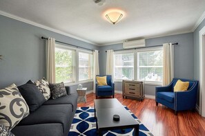 Una televisión, una chimenea