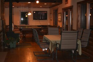 Dining - 4 bedroom, 2 3/4 bath home, pet friendly home.  Sleeps 8 adults comfortably (Custer)