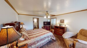 3 bedrooms, WiFi, bed sheets, wheelchair access - Brian Head Royal Queen Suite, Pool & Jacuzzi, Ski-I/O, 3 BR +, 2 Bath, Sleeps 14 (Brian Head)
