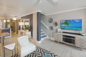 TV connectée, livres, chaîne hi-fi