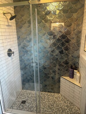 Baignoire, sèche-cheveux, serviettes fournies, savon