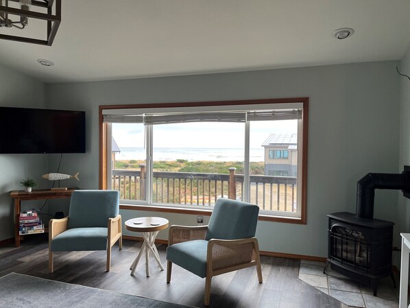 Älytelevisio, takka, DVD-soitin, kirjoja