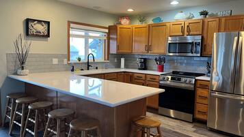 Frigorífico, microondas, horno y placa de cocina