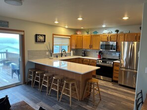 Jääkaappi, mikroaaltouuni, uuni, liesi