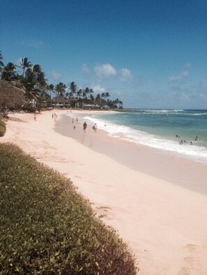 Beach nearby, sun-loungers, beach towels