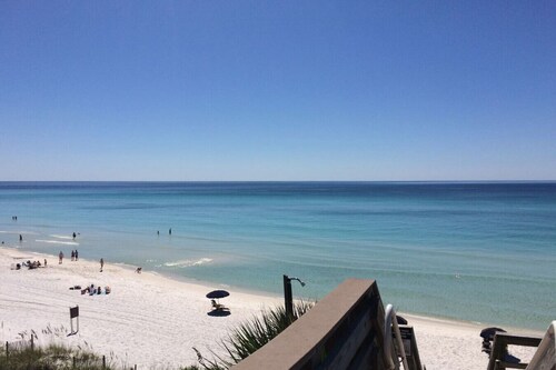 Gulf Front & Ground Floor! - Free Beach Service!