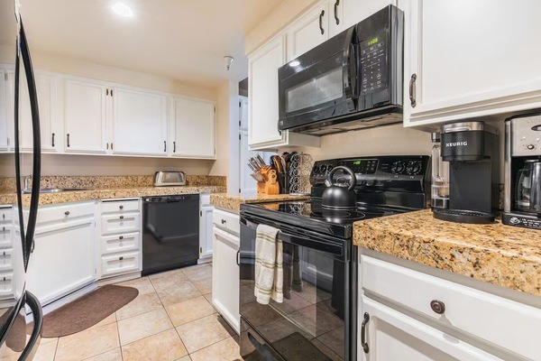 Geladeira, micro-ondas, fogão, cooktop