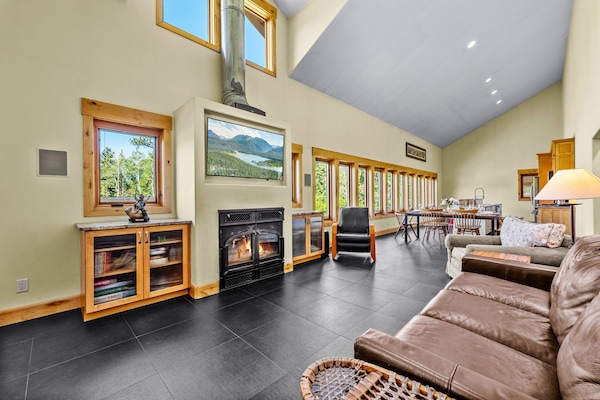 Smart-TV, peis, DVD-spiller og bøker