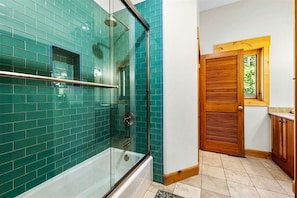 Combined shower/bathtub, hair dryer, towels, soap