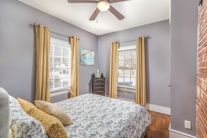 2 habitaciones, tabla de planchar con plancha, wifi y ropa de cama 