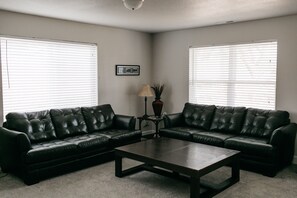 Televisión, reproductor de DVD y libros 