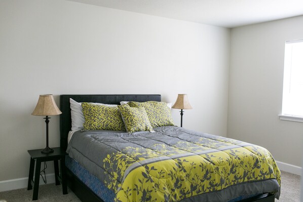 4 habitaciones, tabla de planchar con plancha, wifi y ropa de cama 