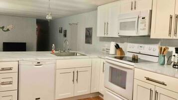 Réfrigérateur, micro-ondes, four, plaque de cuisson