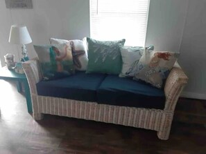 TV, books - Mermaid Cove River Retreat (Weeki Wachee)