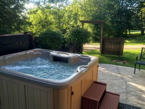 Fabulous Home Away From Home, Fabulous Home Away From Home - 4 Bdr - With Hot Tub!